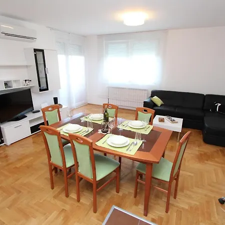 Apartment Mladen *
